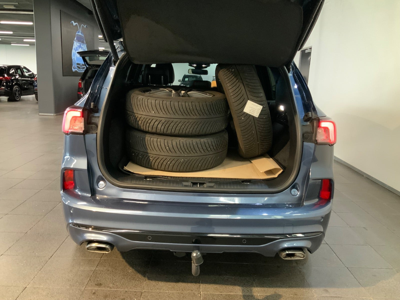 Blå Ford Kuga fra 2021
