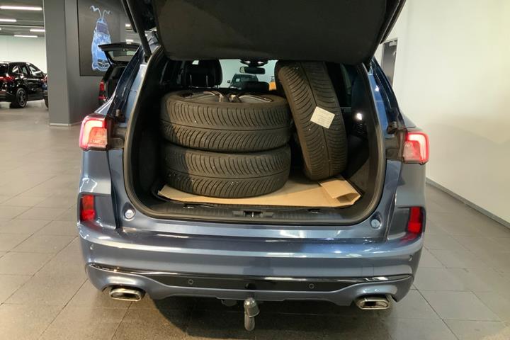 Blå Ford Kuga fra 2021