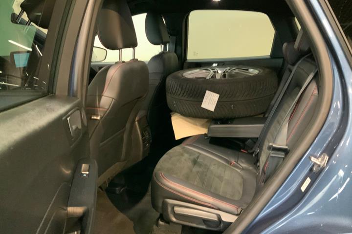 Blå Ford Kuga fra 2021