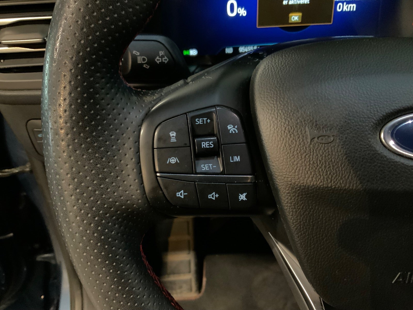 Blå Ford Kuga fra 2021