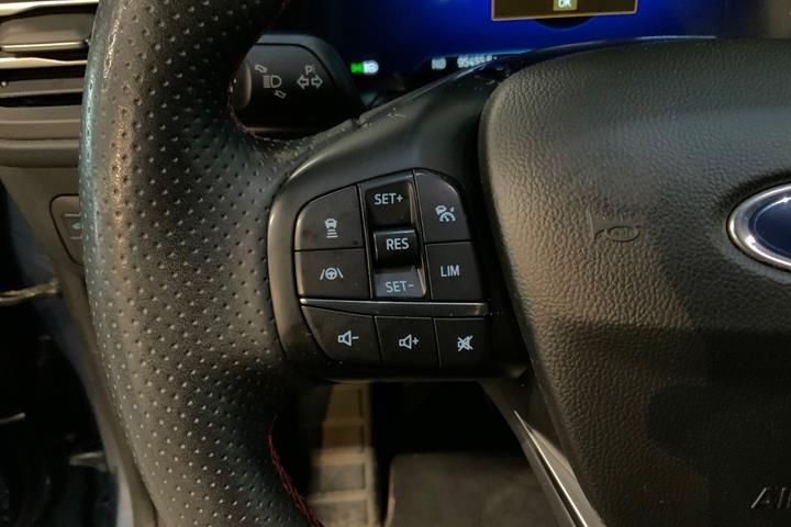 Blå Ford Kuga fra 2021