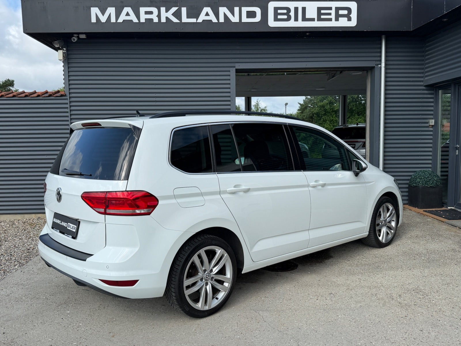 Hvid VW Touran fra 2019