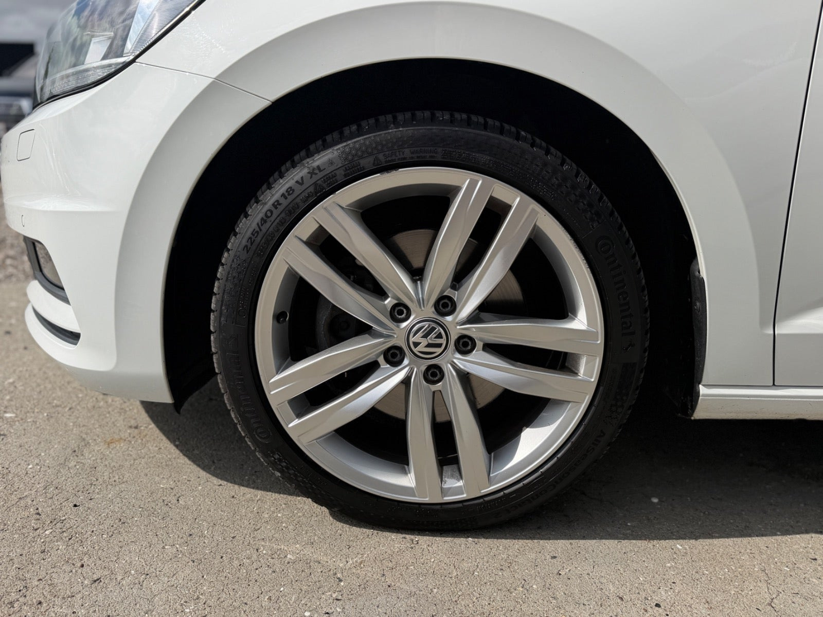 Hvid VW Touran fra 2019