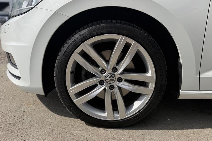 Hvid VW Touran fra 2019