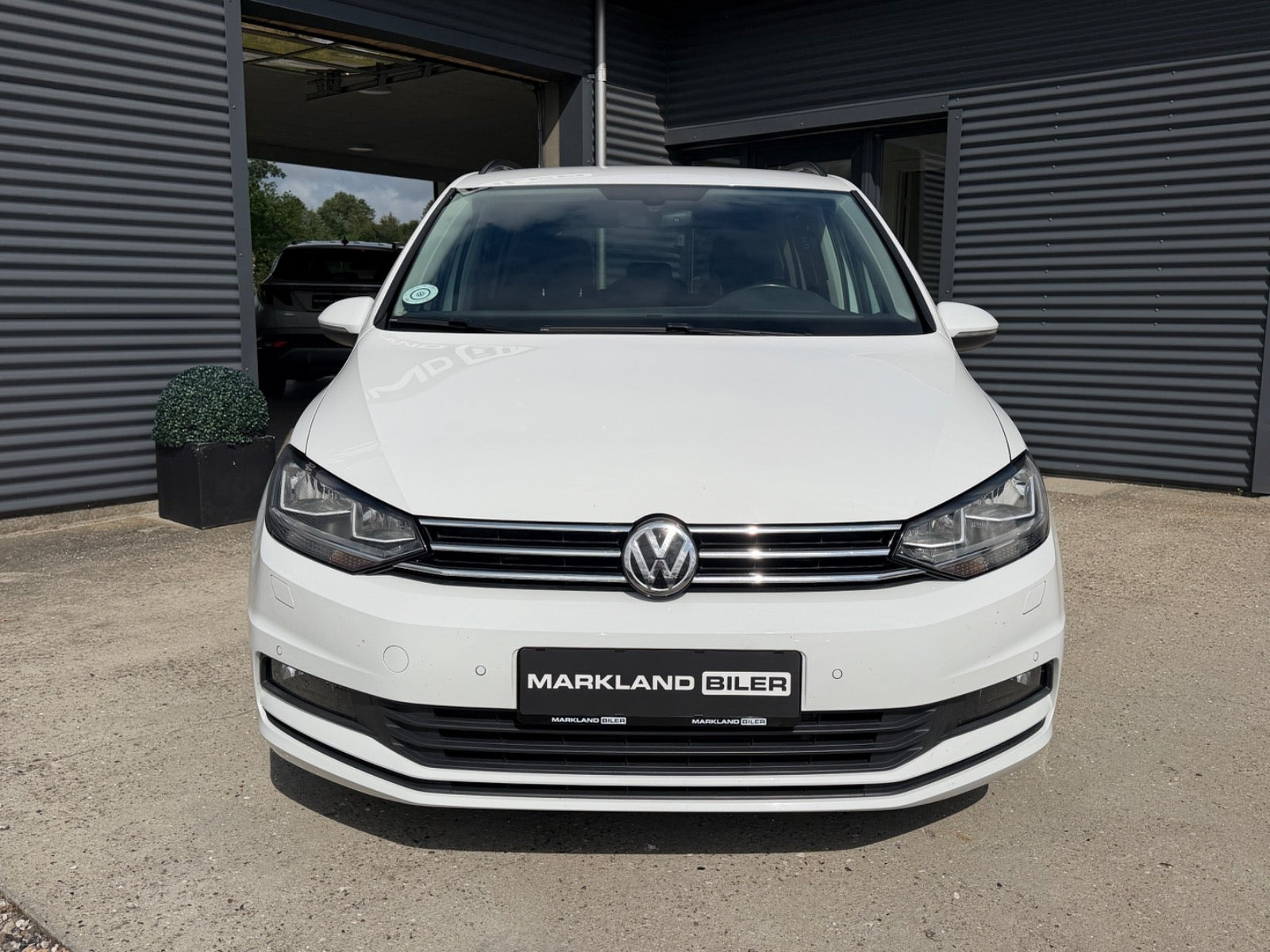 Hvid VW Touran fra 2019