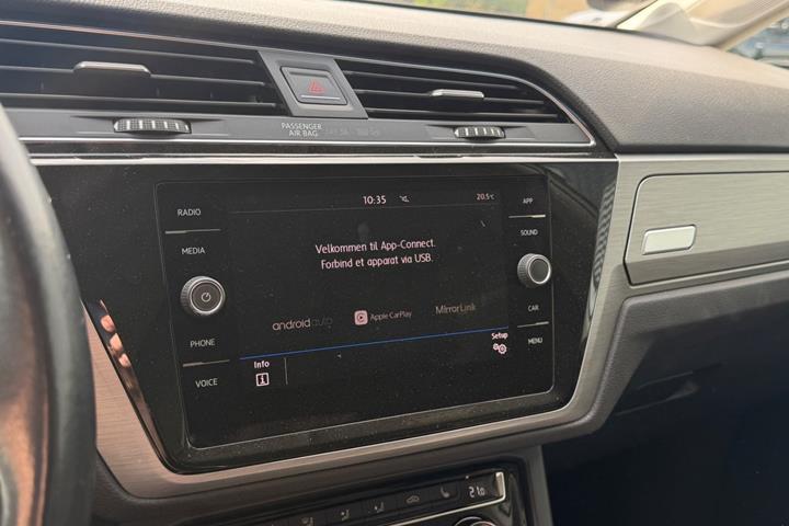 Hvid VW Touran fra 2019