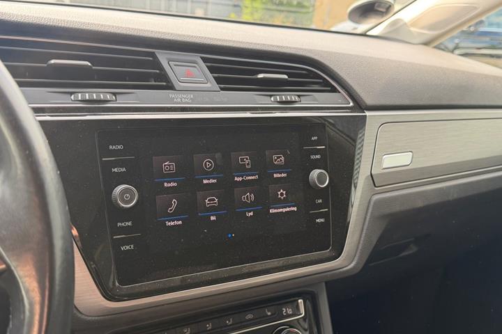 Hvid VW Touran fra 2019