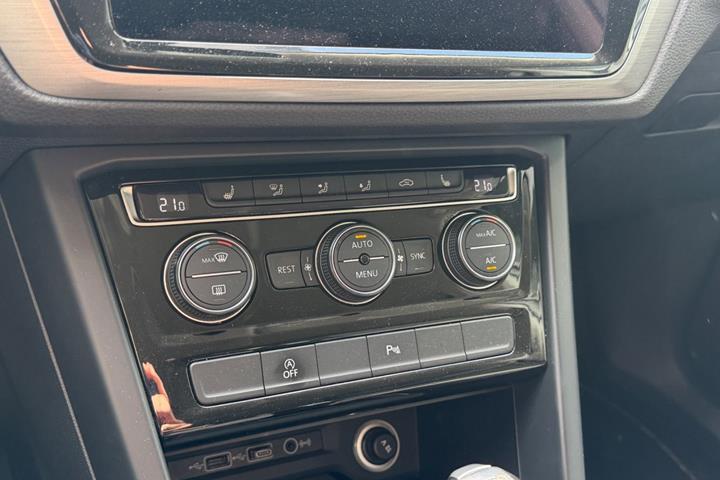 Hvid VW Touran fra 2019