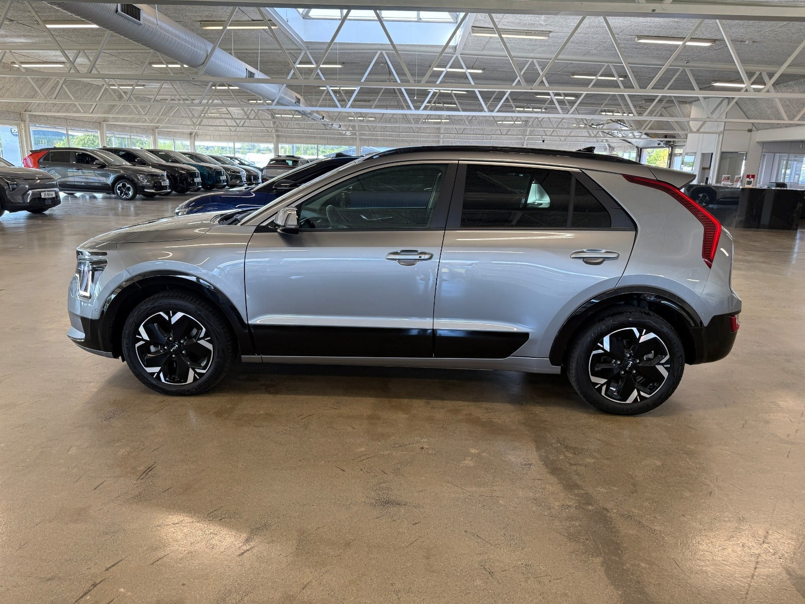 Grå Kia Niro fra 2024