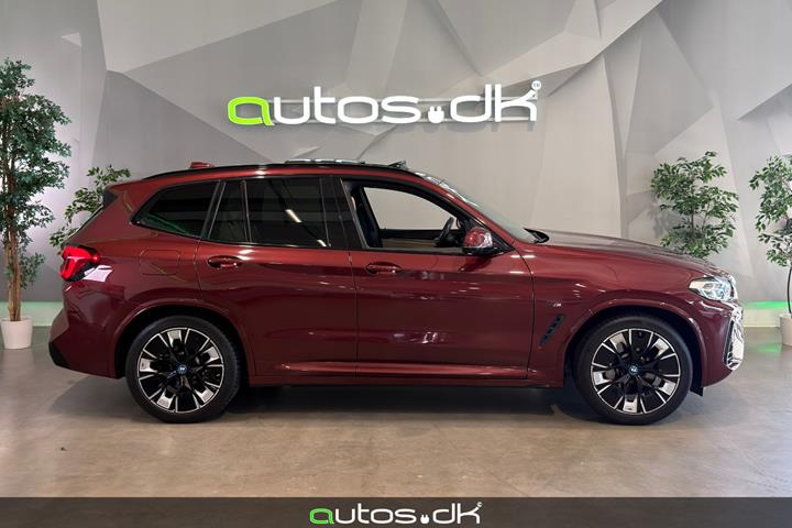 Rød BMW iX3 fra 2022