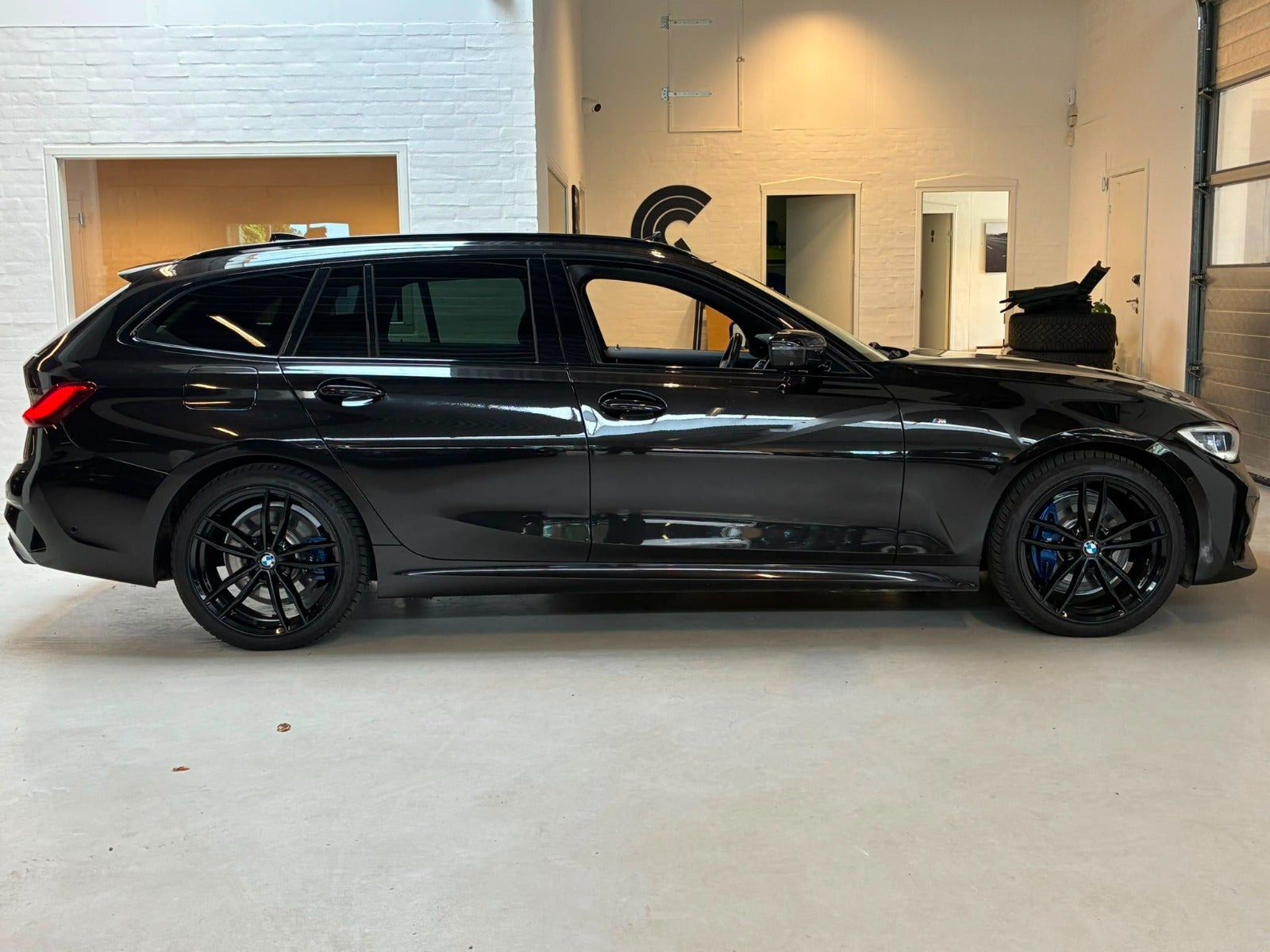 Sort BMW 330d fra 2020