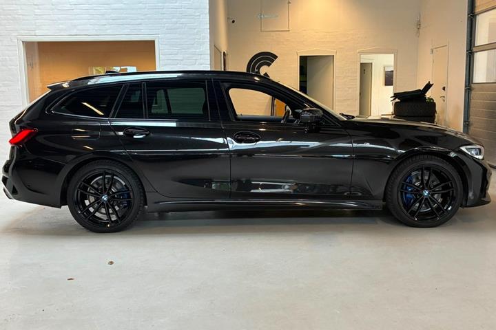 Sort BMW 330d fra 2020