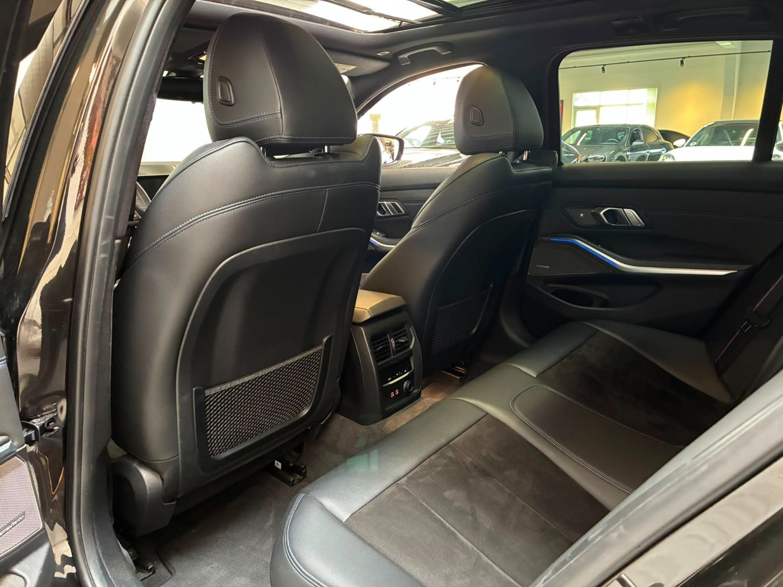 Sort BMW 330d fra 2020