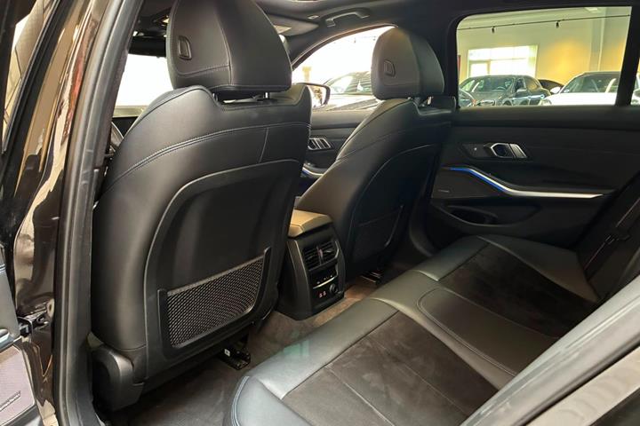 Sort BMW 330d fra 2020