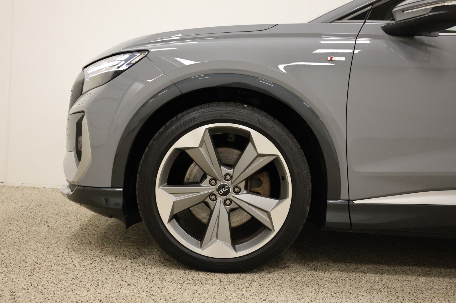 Grå Audi Q4 e-tron fra 2021