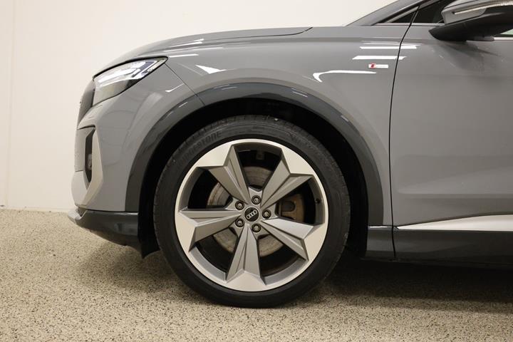 Grå Audi Q4 e-tron fra 2021