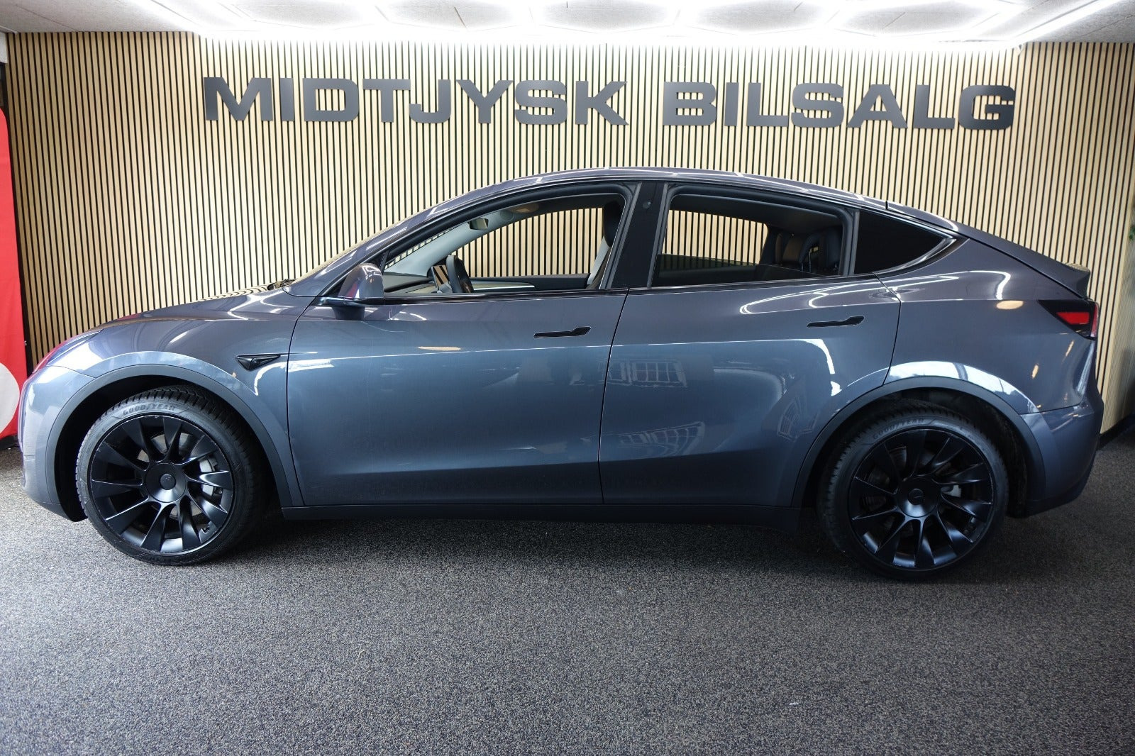 Sort Tesla Model Y fra 2023