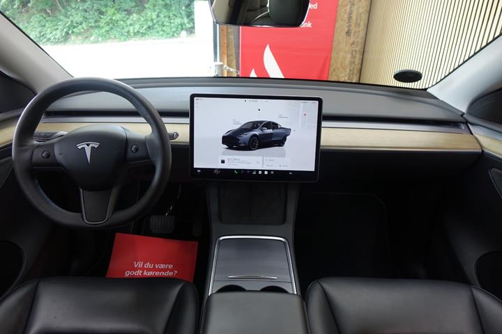 Sort Tesla Model Y fra 2023