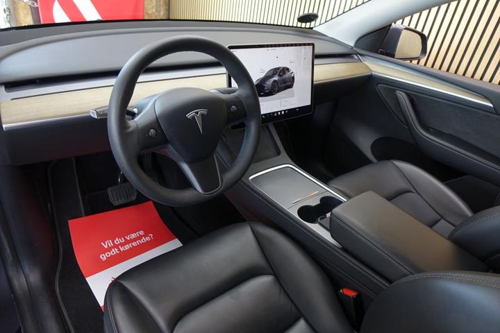 Sort Tesla Model Y fra 2023