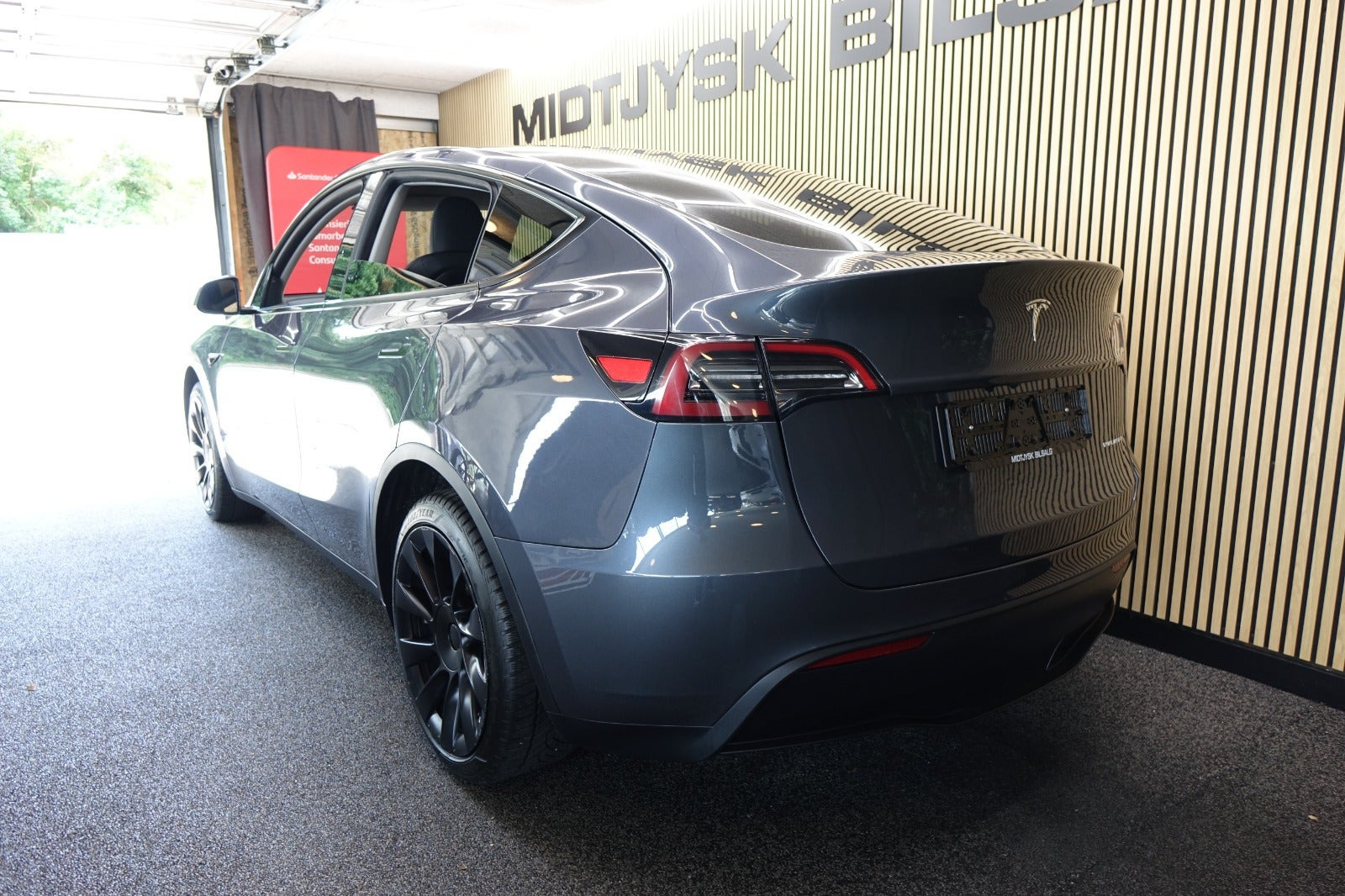 Sort Tesla Model Y fra 2023