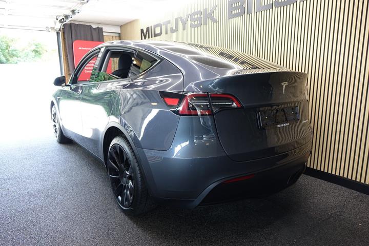 Sort Tesla Model Y fra 2023