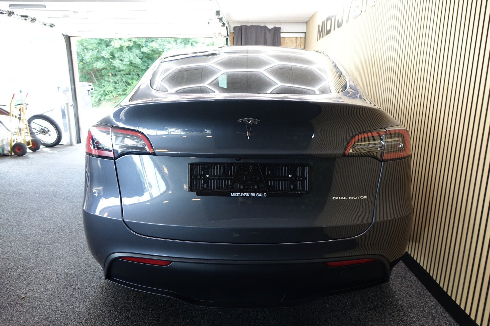 Sort Tesla Model Y fra 2023
