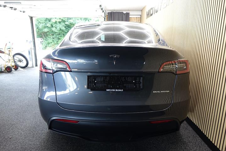 Sort Tesla Model Y fra 2023