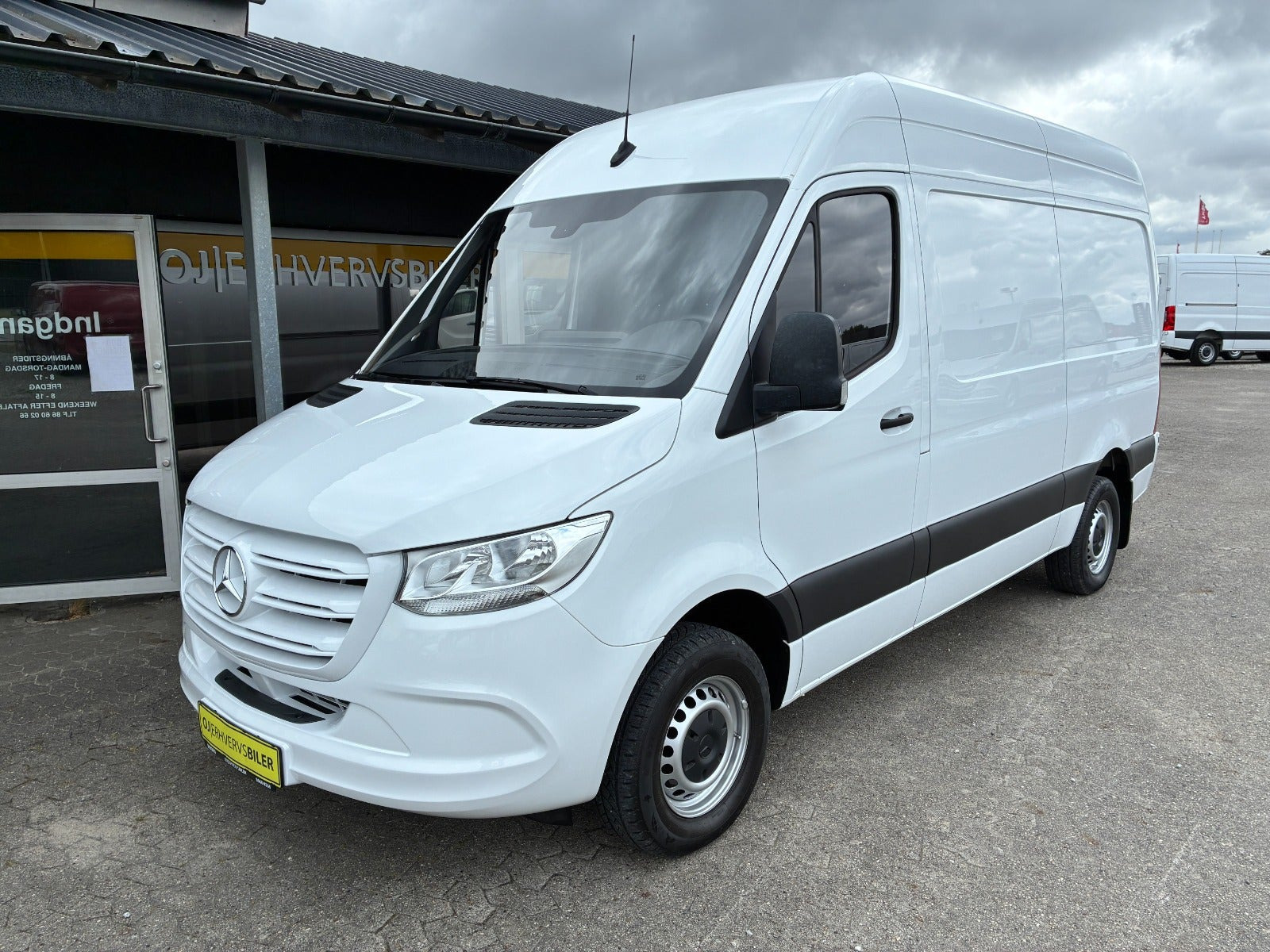 Hvid Mercedes Sprinter 317 fra 2023