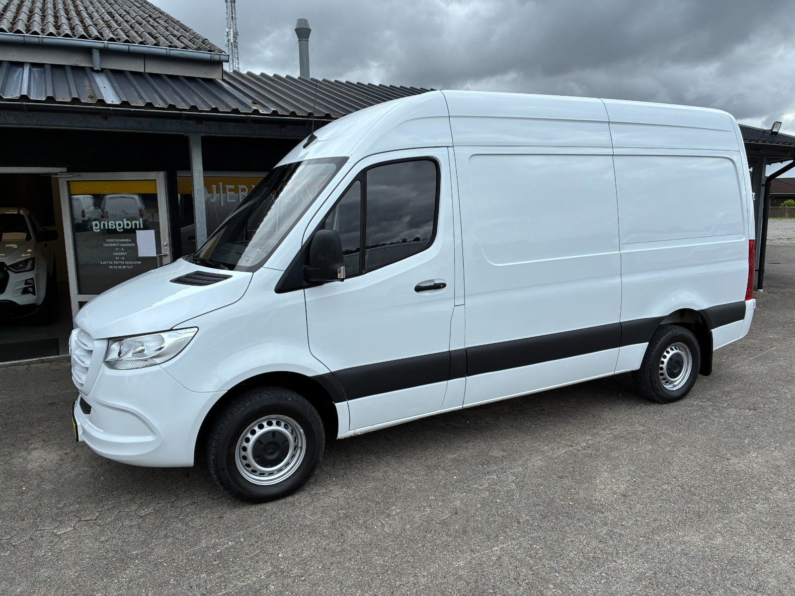 Hvid Mercedes Sprinter 317 fra 2023