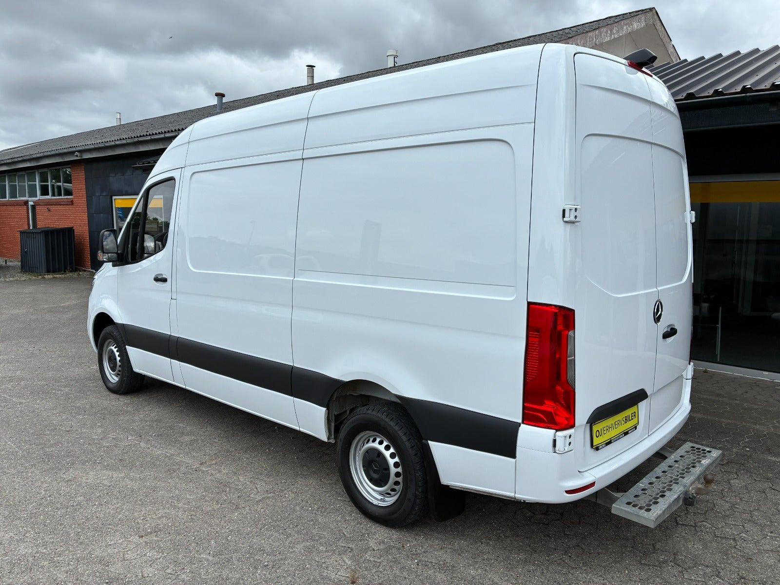 Hvid Mercedes Sprinter 317 fra 2023