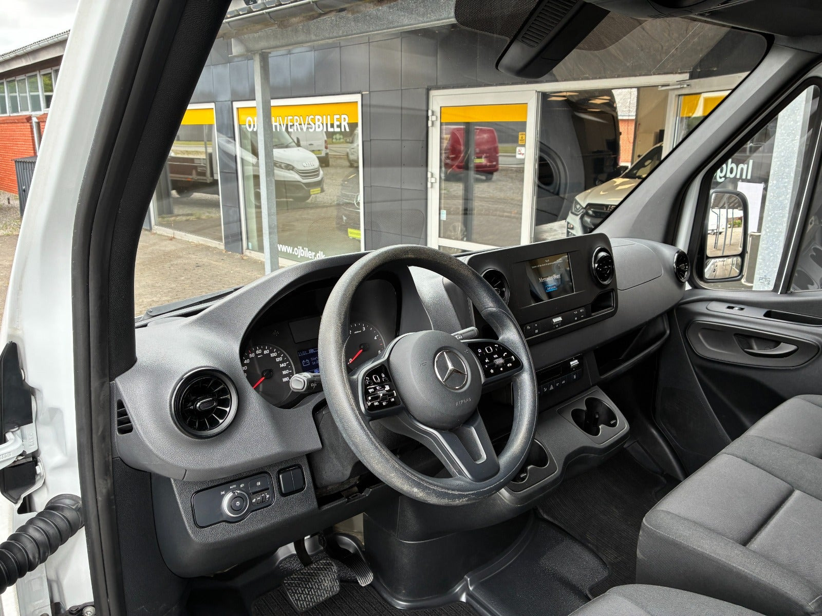 Hvid Mercedes Sprinter 317 fra 2023