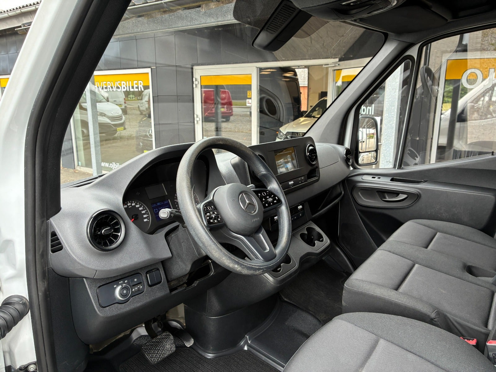 Hvid Mercedes Sprinter 317 fra 2023