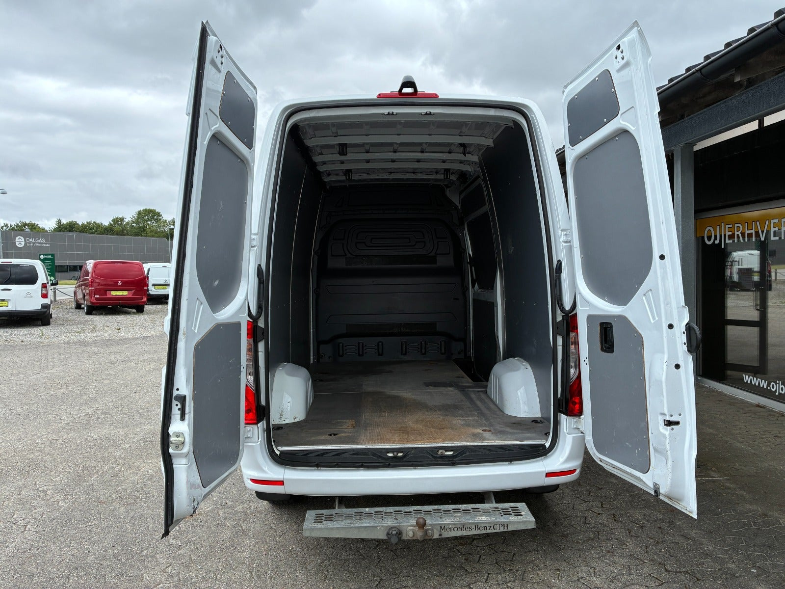 Hvid Mercedes Sprinter 317 fra 2023