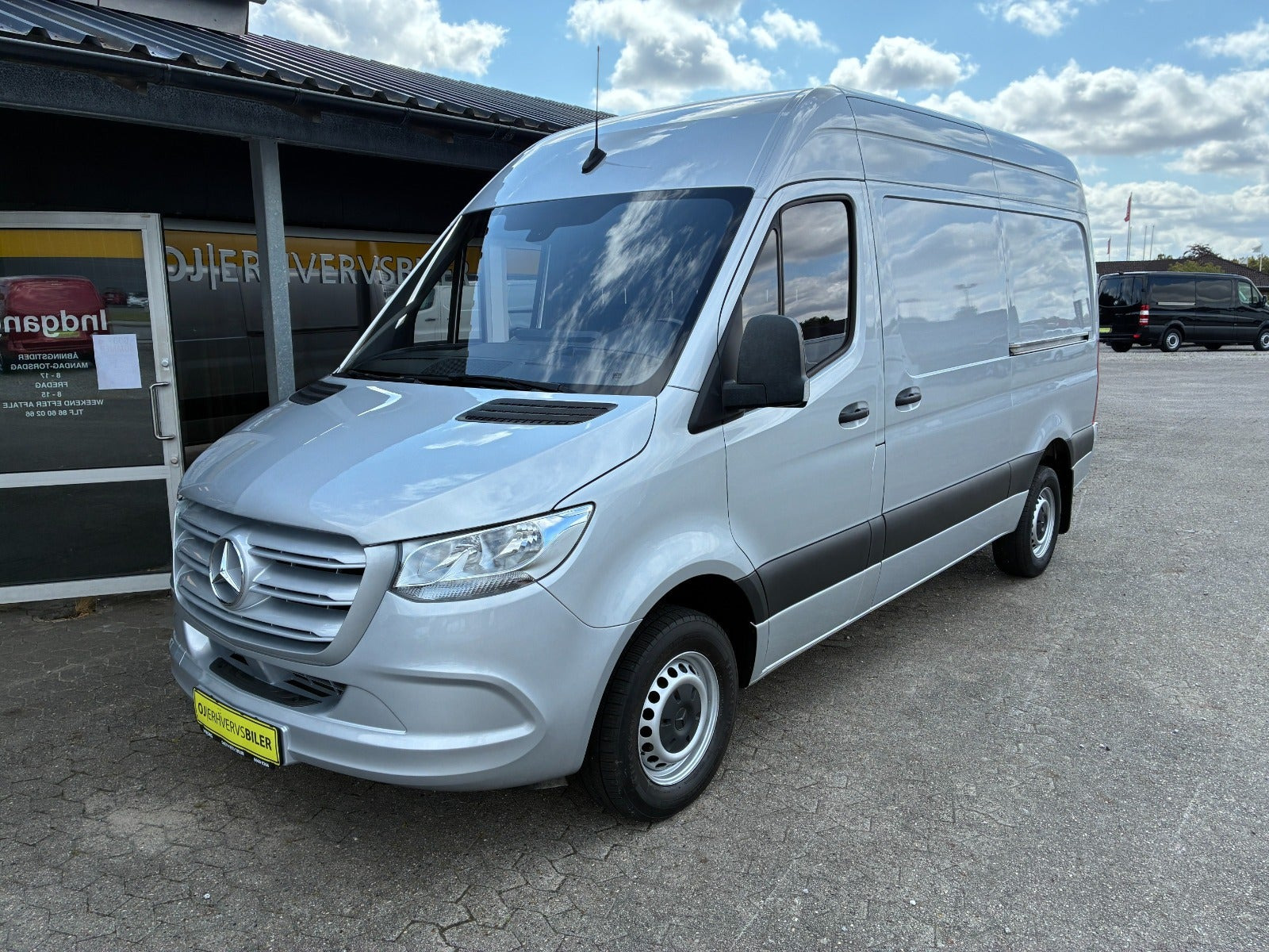 Sølv Mercedes Sprinter 317 fra 2022