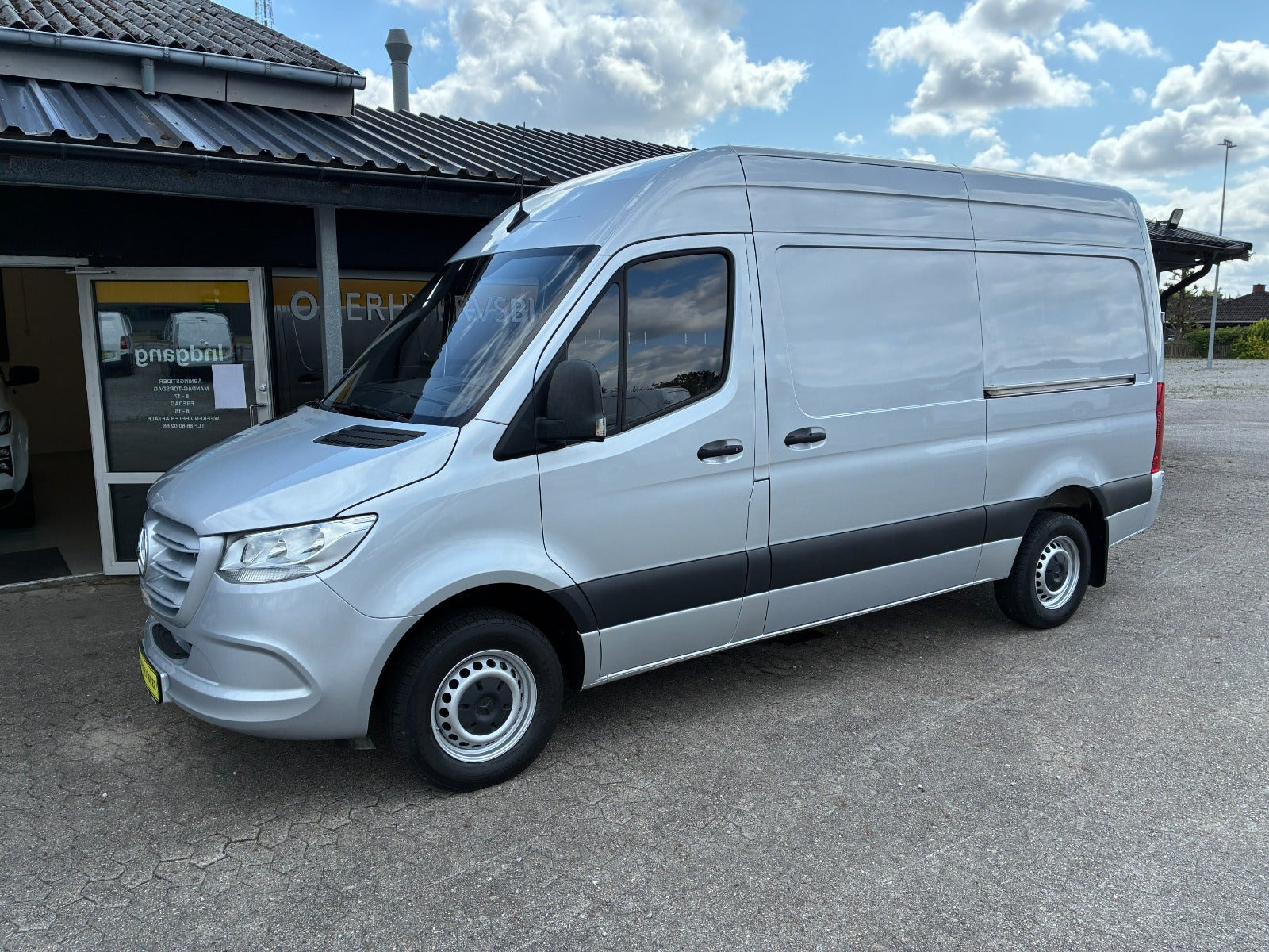 Sølv Mercedes Sprinter 317 fra 2022