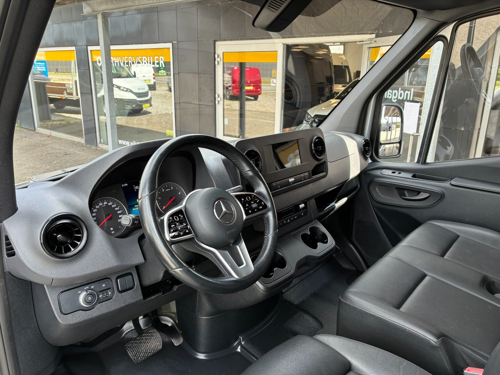 Sølv Mercedes Sprinter 317 fra 2022
