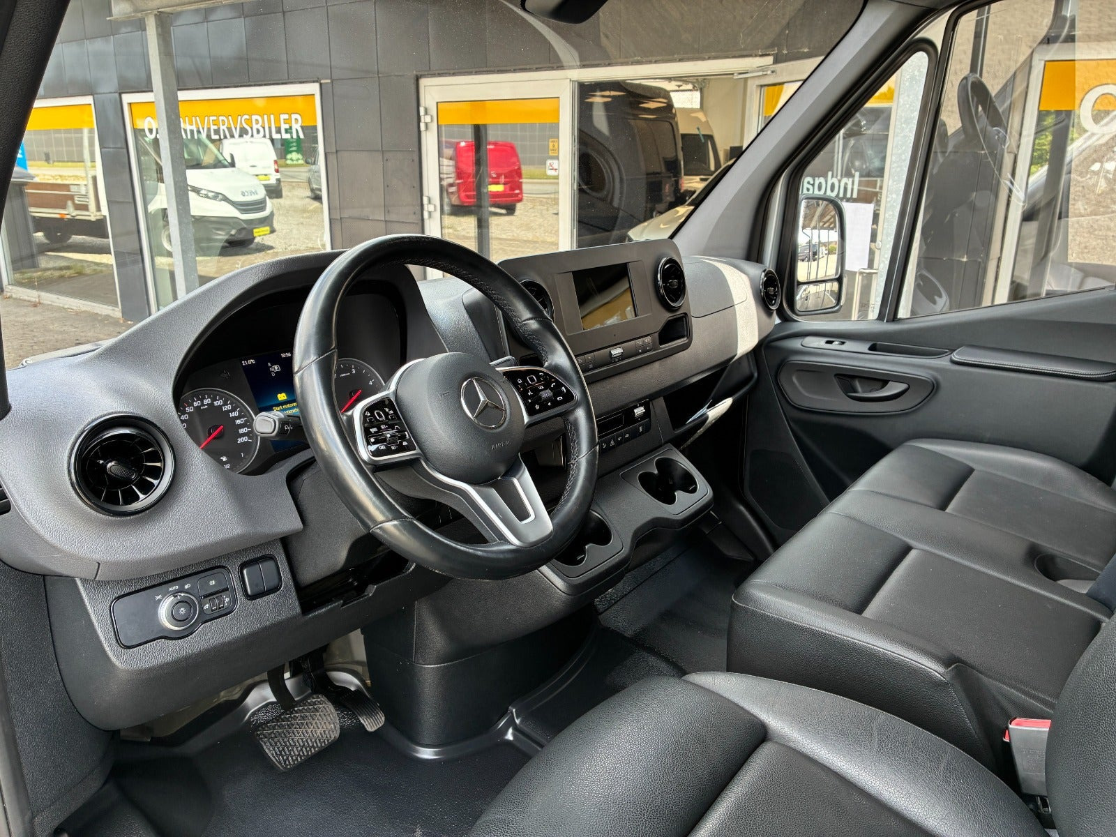 Sølv Mercedes Sprinter 317 fra 2022