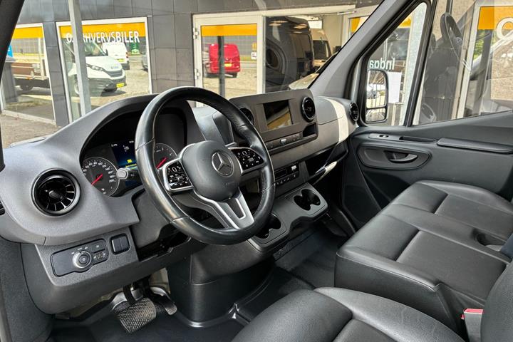 Sølv Mercedes Sprinter 317 fra 2022