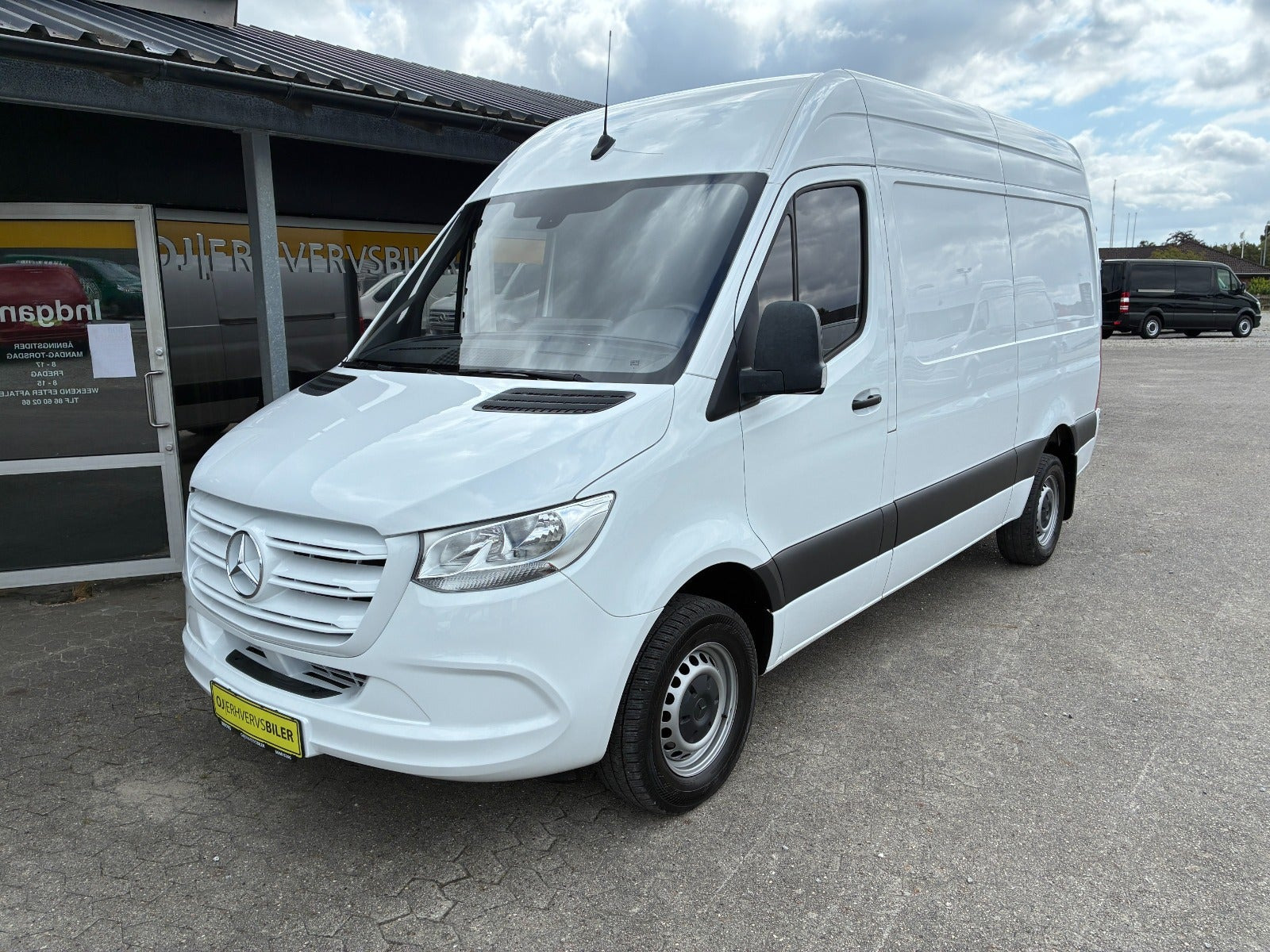 Hvid Mercedes Sprinter 317 fra 2023