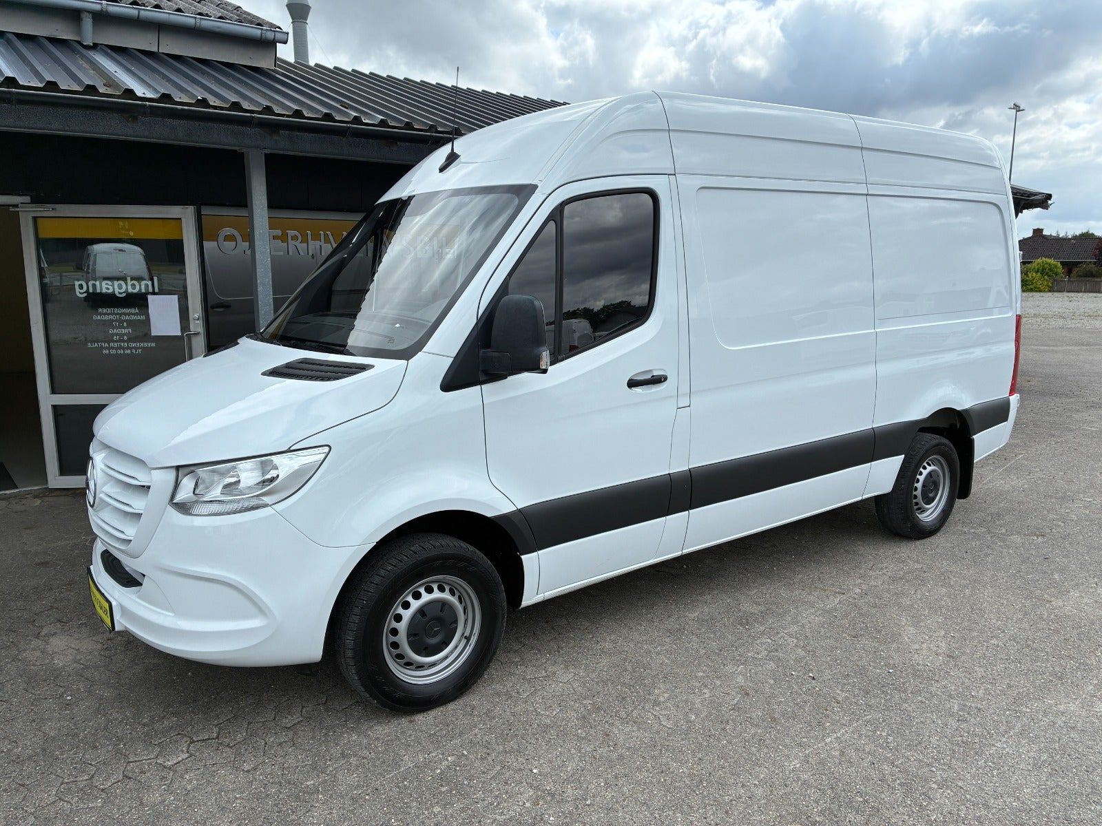 Hvid Mercedes Sprinter 317 fra 2023