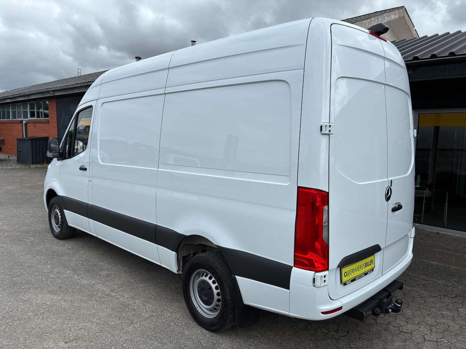 Hvid Mercedes Sprinter 317 fra 2023