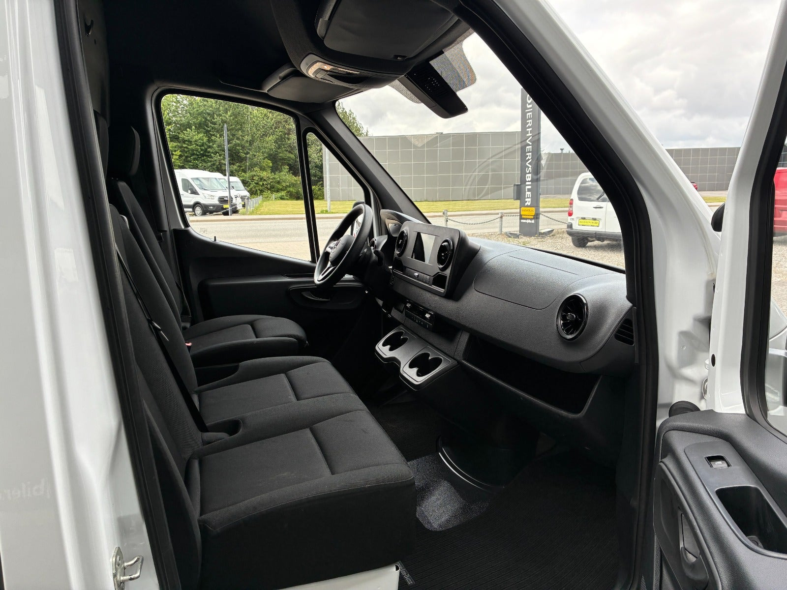 Hvid Mercedes Sprinter 317 fra 2023