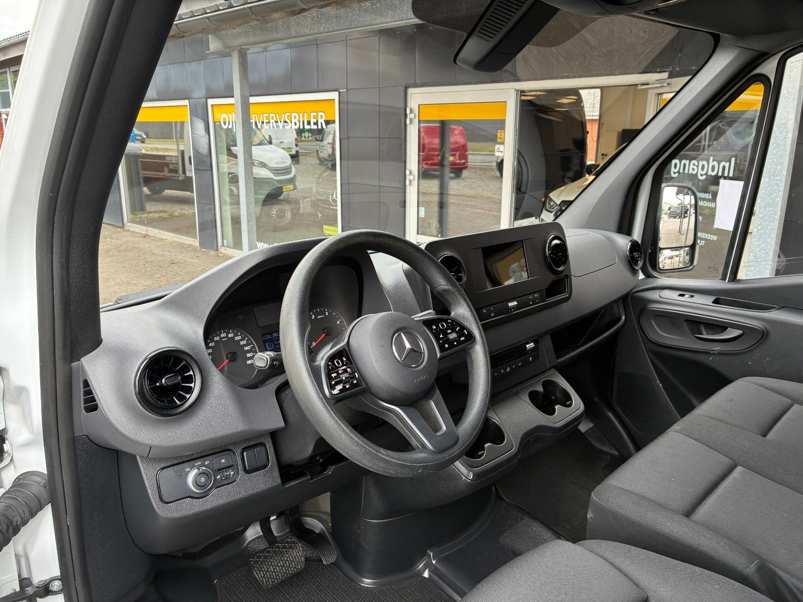 Hvid Mercedes Sprinter 317 fra 2023