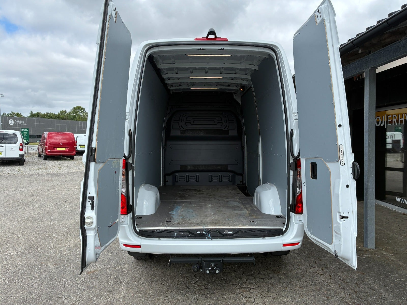 Hvid Mercedes Sprinter 317 fra 2023