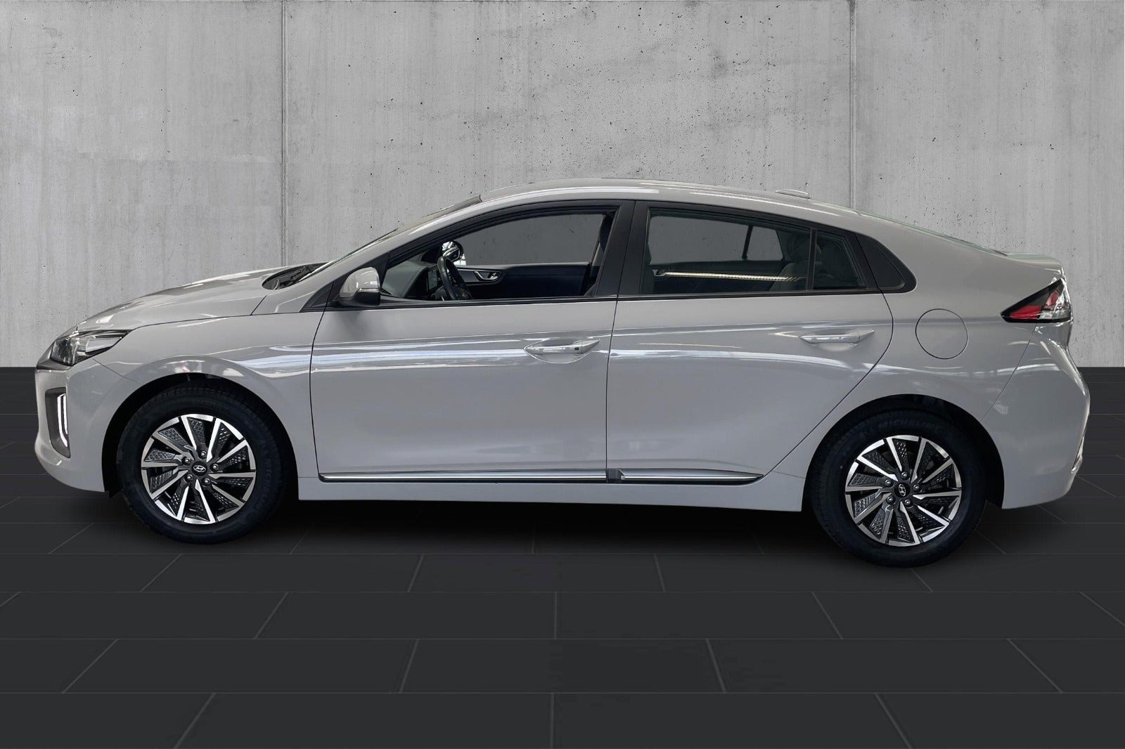 Grå Hyundai Ioniq fra 2022