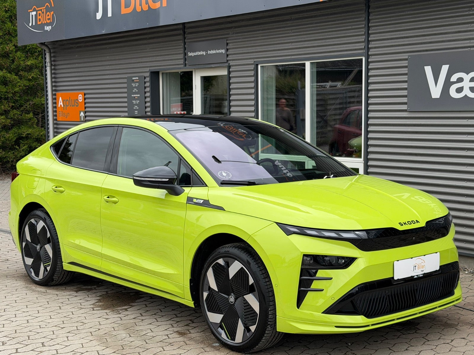 Grøn Skoda Enyaq fra 2026 set udefra