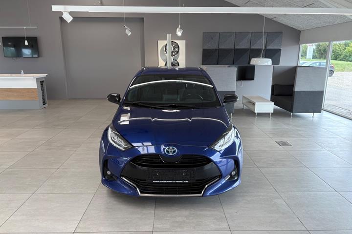Blå Toyota Yaris fra 2020