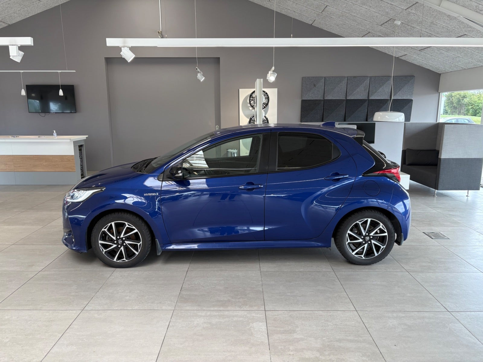 Blå Toyota Yaris fra 2020