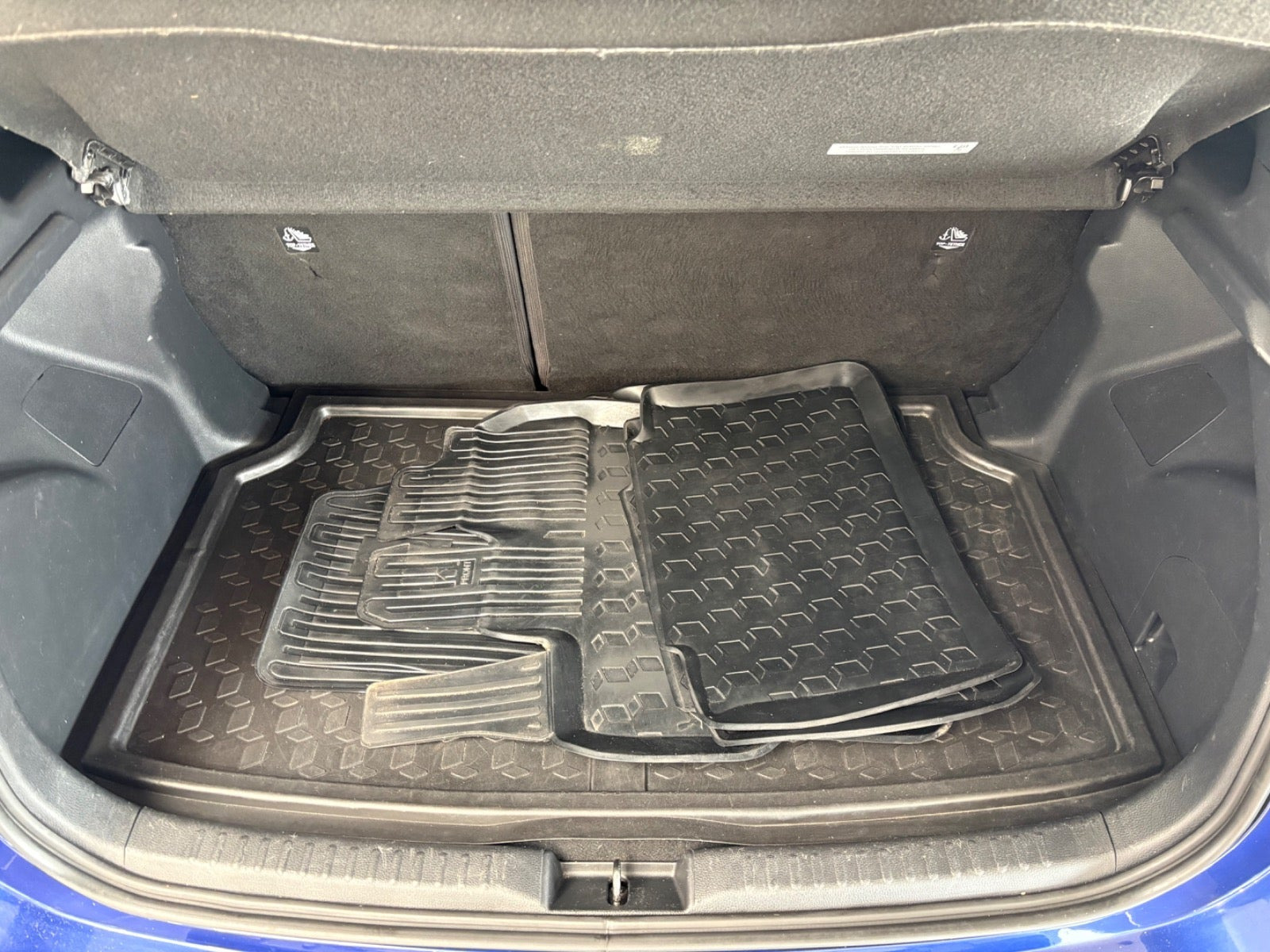 Blå Toyota Yaris fra 2020