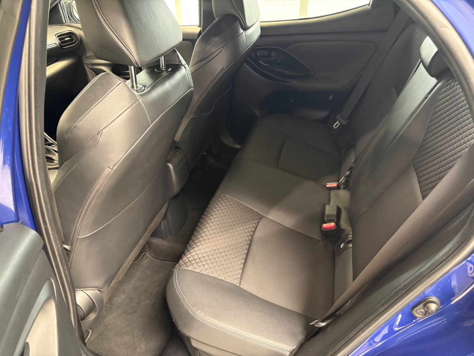 Blå Toyota Yaris fra 2020